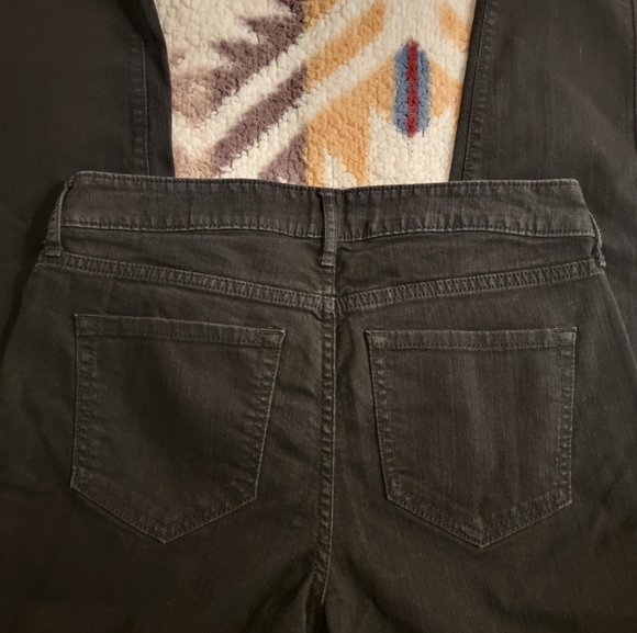 ✨️2/$20 Old Navy Mid-Rise Super Skinny Black Jeans Size 8 Regular - Picture 3 of 5